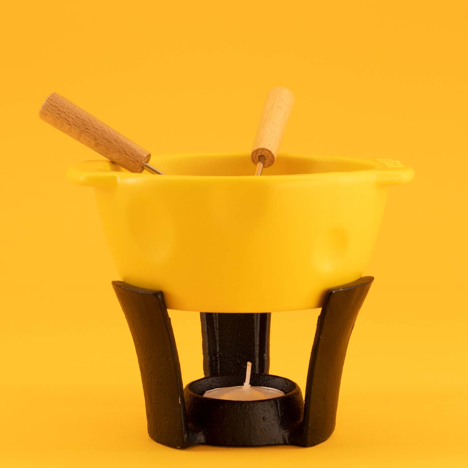 Gele fondue op oranje achtergrond